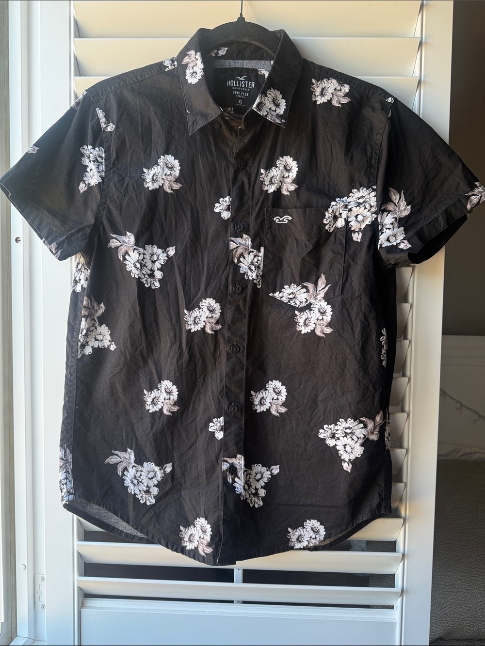 Hollister Men's Black Floral Short-Sleeve Button-Up Shirt XS